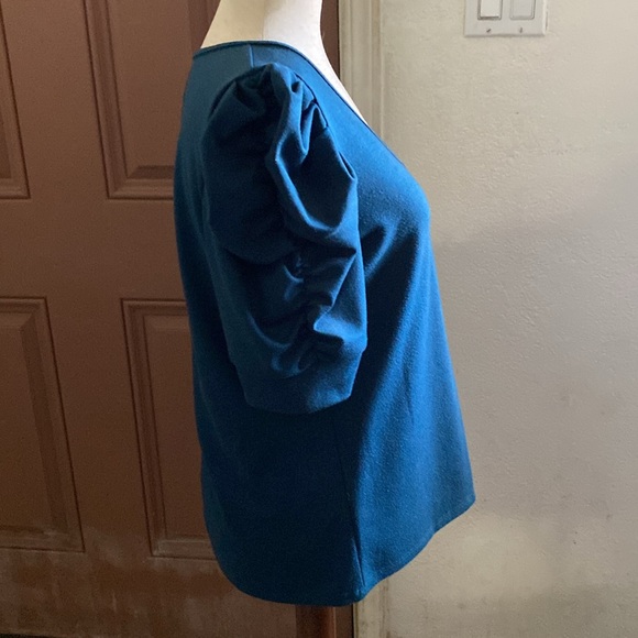 Ruffles🌬️🌫️🪽On Edges Top - Picture 7 of 17